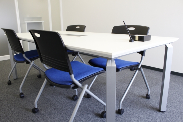 オフィスでのガラスパーテーション導入シーン