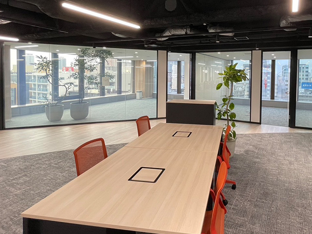 ガラスパーテーションの活用事例とタイプ